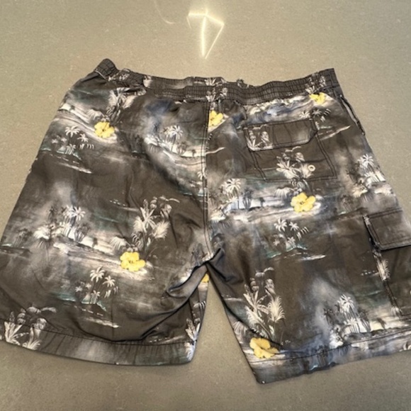 Tommy Bahama Relax Cargo Swim Trunks Shorts Size XXL -Excellent Condition - Picture 3 of 5